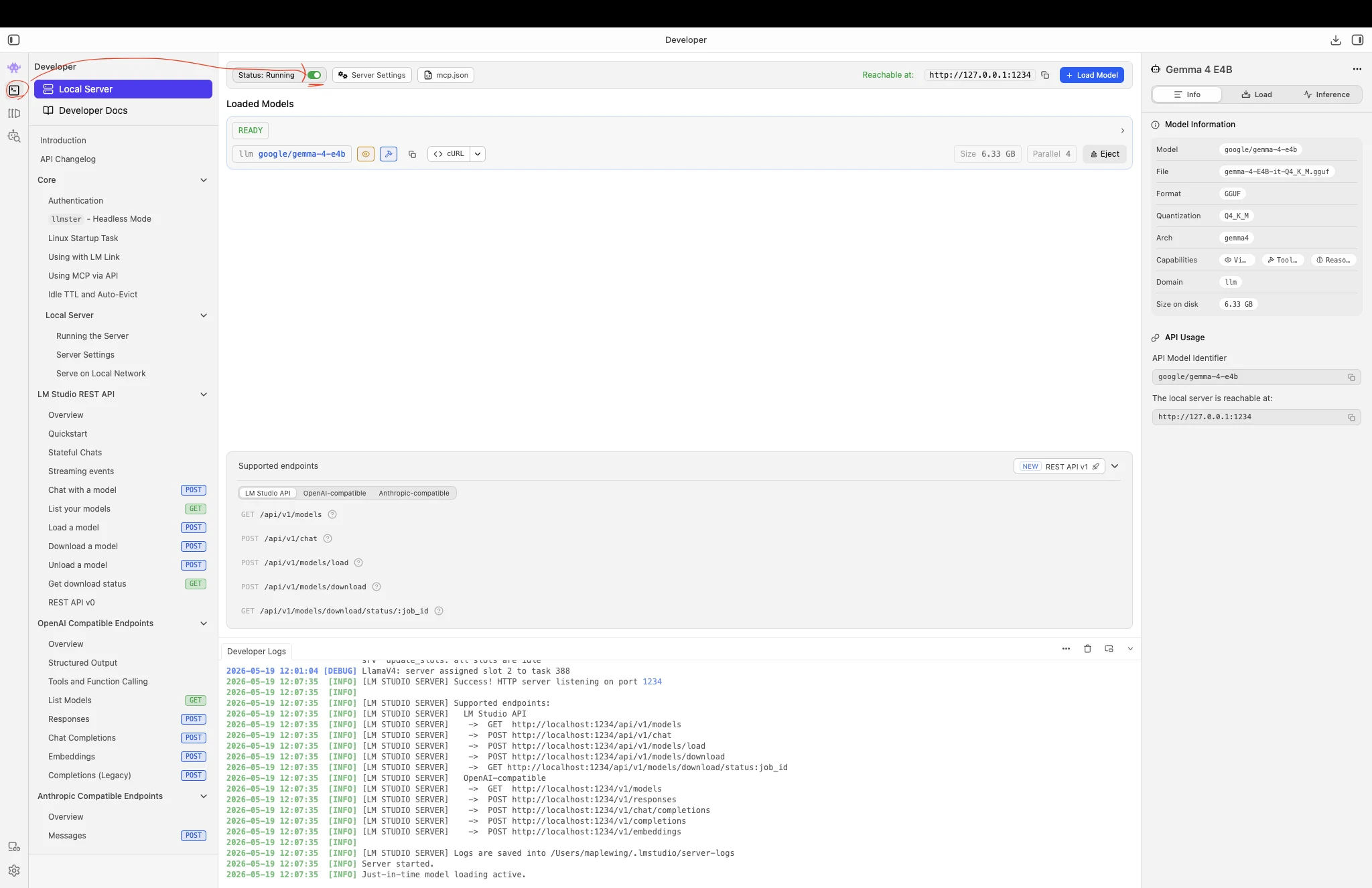 LM Studio Developer 分頁的 Local Server 畫面：左側圖示切過去、上方 Status 切到 Running、Reachable at 顯示 http://127.0.0.1:1234，下方還能看到 OpenAI-compatible 跟 Anthropic-compatible 兩種 endpoint